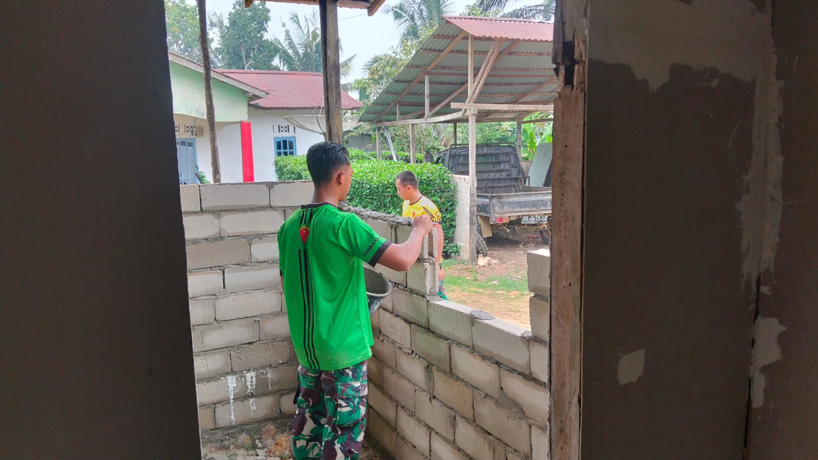 TMMD Ke-130 Hadirkan Kenyamanan Baru di Rumah Pak Atat melalui Renovasi Teras TMMD Ke-130 Hadirkan Kenyamanan Baru di Rumah Pak Atat melalui Renovasi Teras