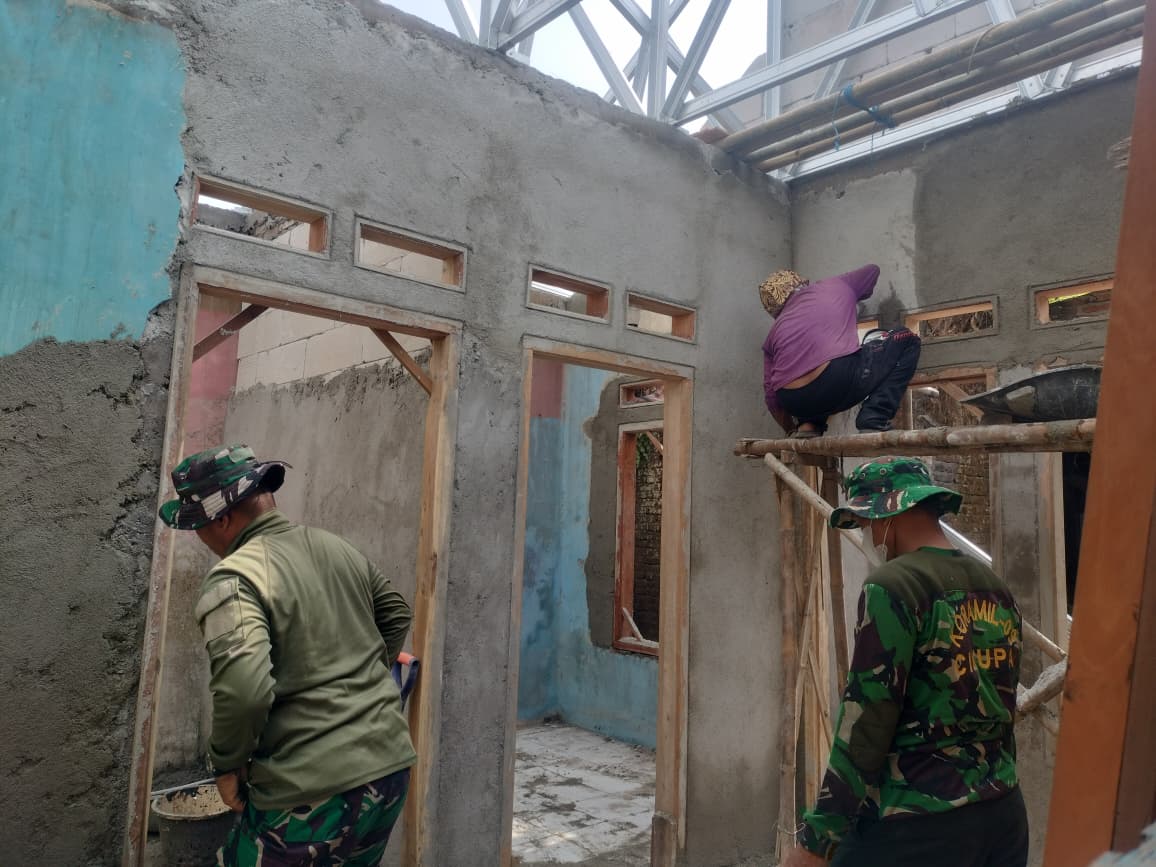 Program TMMD Kodim 0510/Tigaraksa Masuki Fase Plesteran untuk Perbaikan Rumah Bapak Safi’i