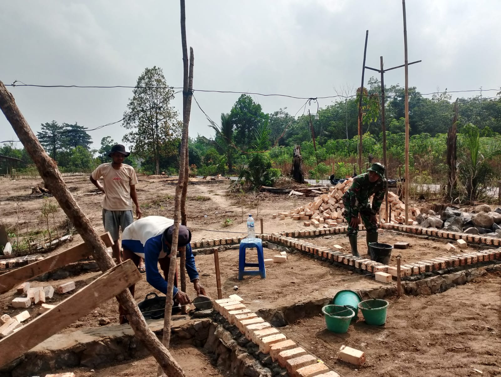 Kolaborasi Masyarakat dan Satgas Tingkatkan Proses Pembangunan RTLH di Gunung Sangkaran
