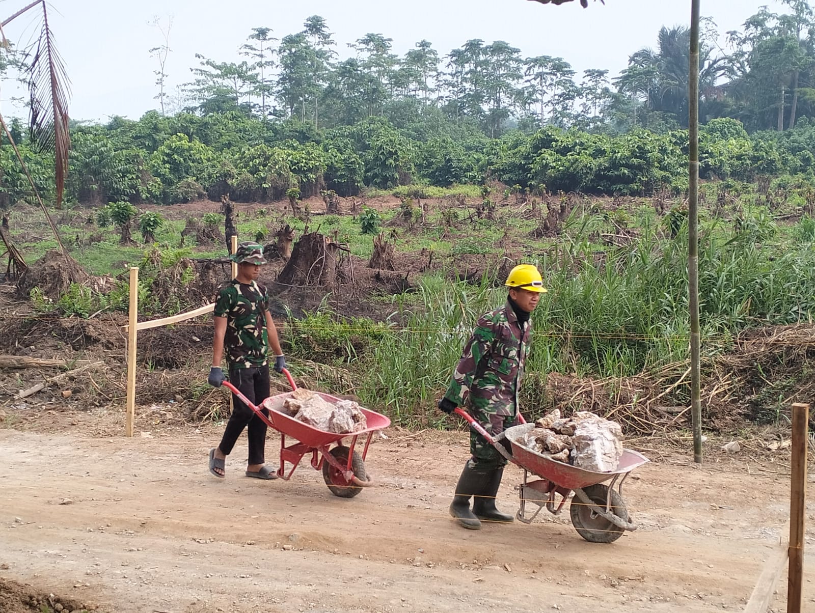 Kolaborasi Tim Satgas TMMD ke-130 Percepat Pembangunan di Luwu Timur