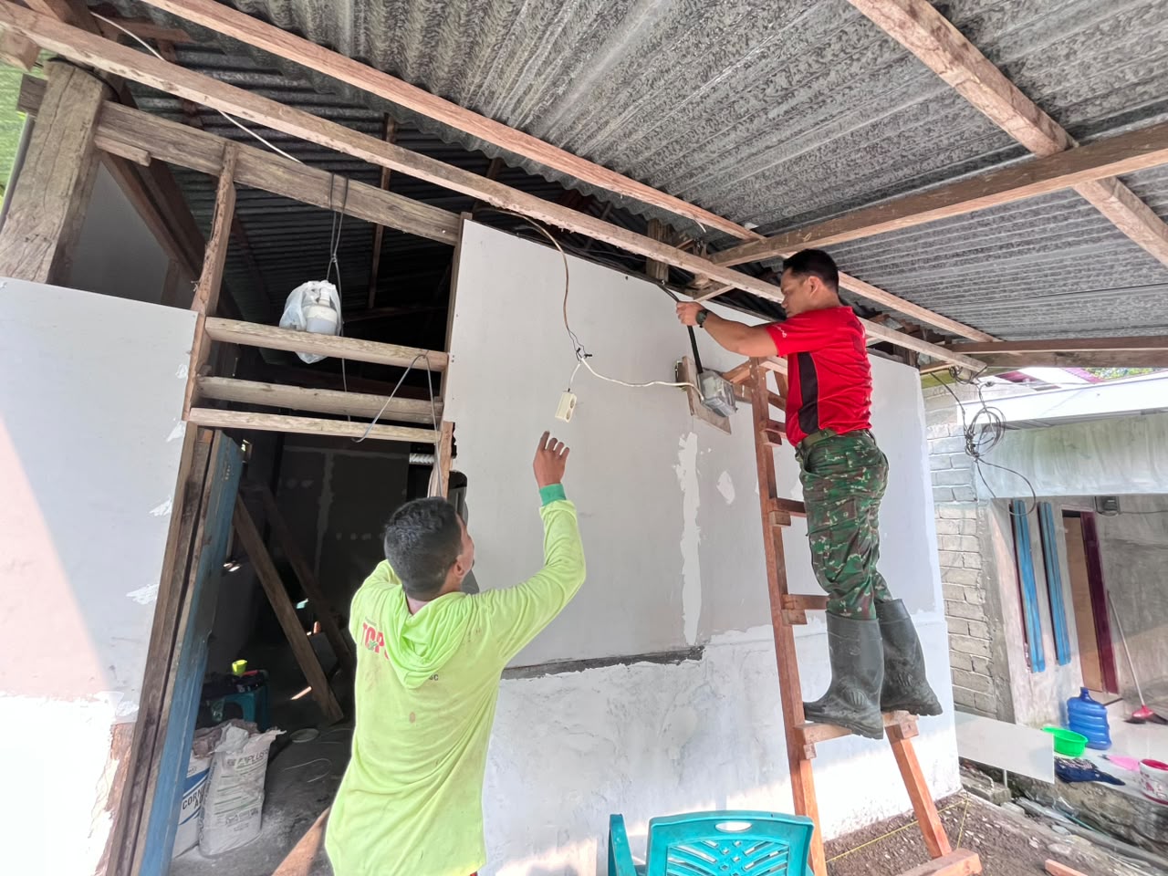 Atap Bocor Jadi Kenangan, Satgas TMMD ke-130 Percepat Renovasi Rumah Ibu Mida di Cendana