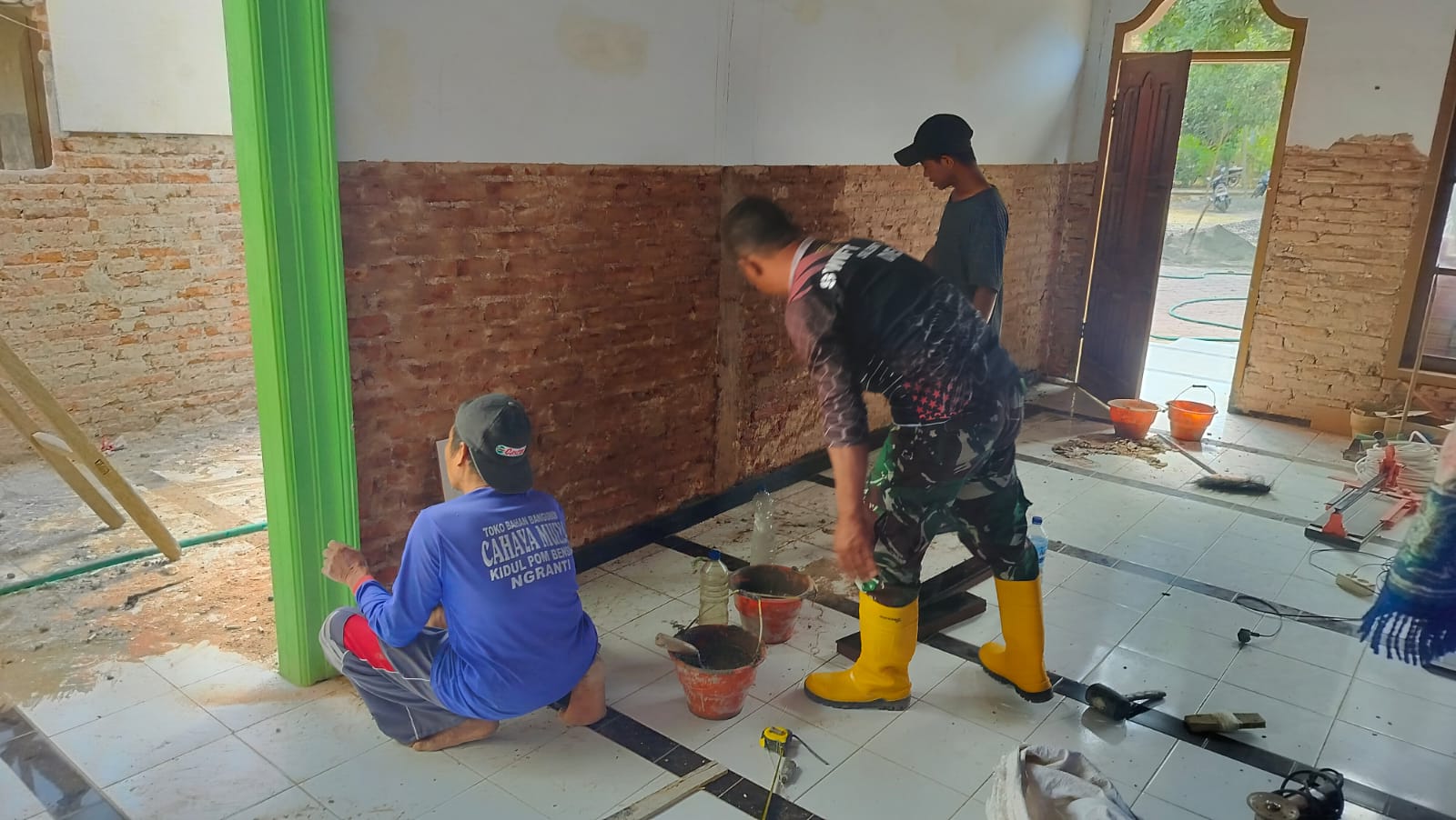 Gotong Royong Warga dan TNI dalam Rehabilitasi Mushola