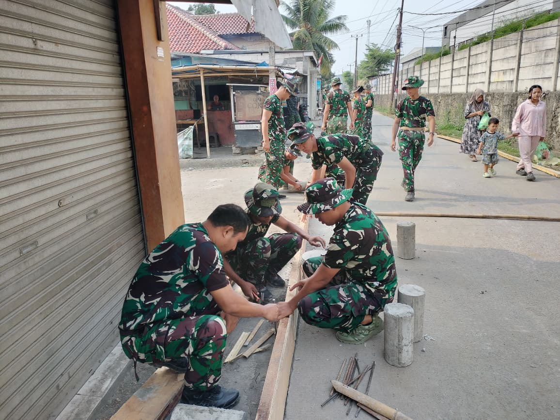 Satgas TMMD ke-130 Lakukan Pemasangan Bekisting Jalan di Desa Sumur Bandung