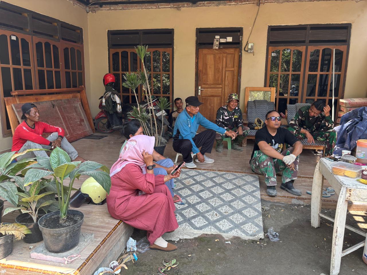 Es dan Pisang Panen Warga Warnai Keakraban Satgas TMMD ke-130 Kodim Tulungagung