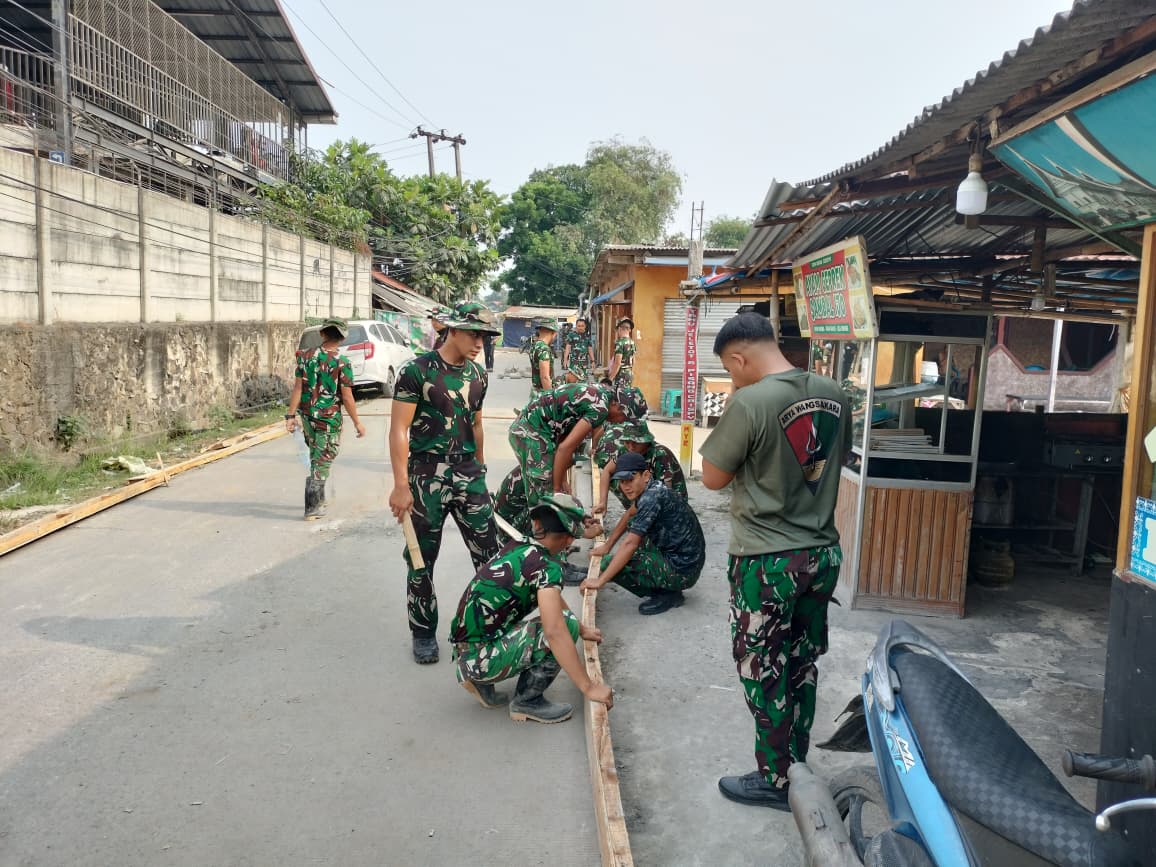 Pemasangan Bekisting Sebagai Upaya Meningkatkan Infrastruktur Jalan di Jayanti