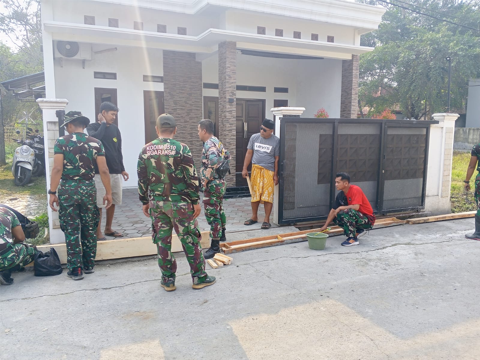Satgas TMMD ke-130 Tingkatkan Akses Jalan Desa Sumur Bandung Secara Bersama Satgas TMMD ke-130 Tingkatkan Akses Jalan Desa Sumur Bandung Secara Bersama