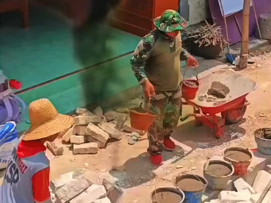 Pembangunan rumah Bu Si’ah: Progres 45 persen dalam bingkai kebersamaan TNI-warga