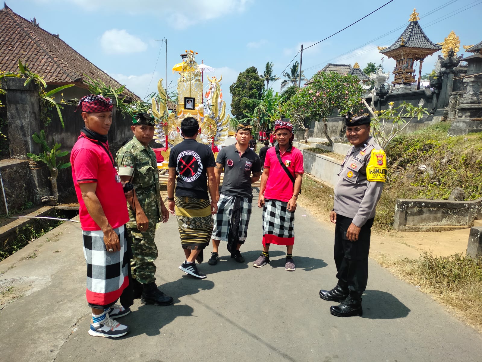 Kolaborasi TNI dan Pecalang Amankan Ngaben di Desa Tiga
