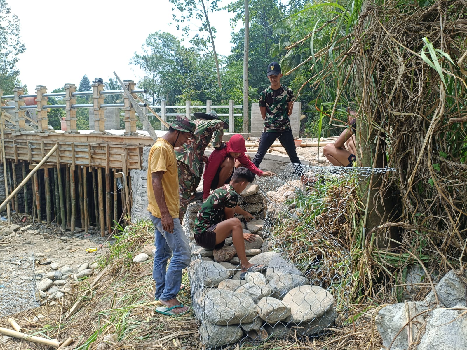 Gotong Royong TNI dan Warga, Bronjong Dipasang demi Keamanan Jalan dan Jembatan Cendana