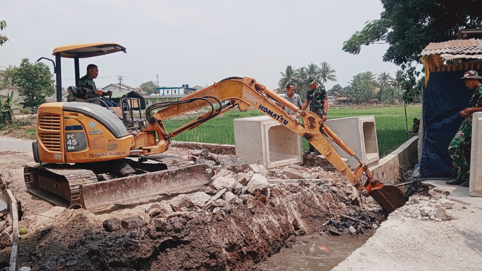 Satgas TNI Manunggal Membangun Desa Tingkatkan Drainase di Desa Jayanti