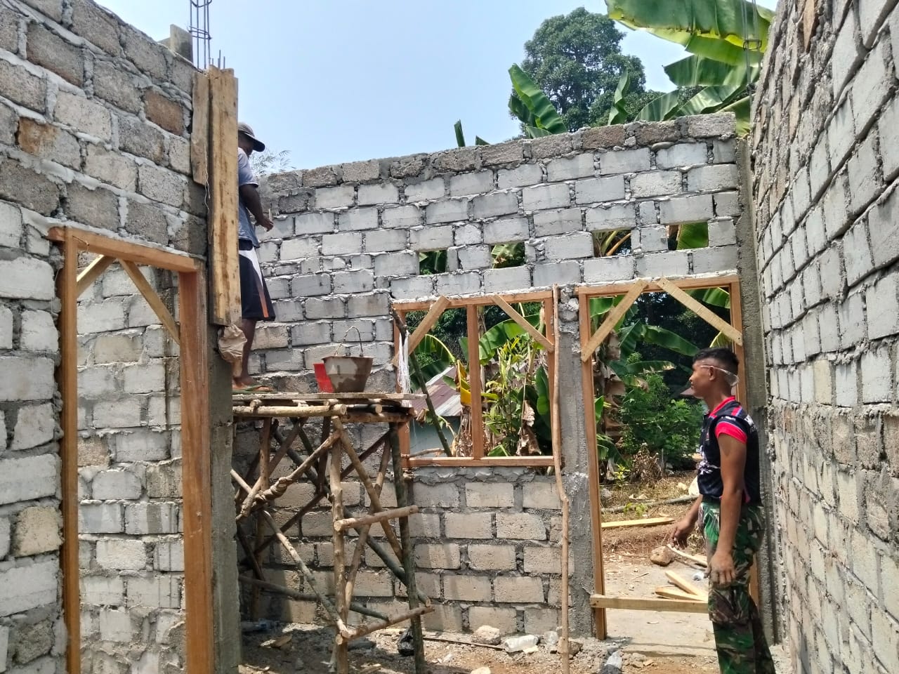 Progres RTLH Berly Kalahatu Capai 40 Persen, Satgas TMMD Kodim 1504/Ambon Lanjutkan Pemasangan Batako Dinding