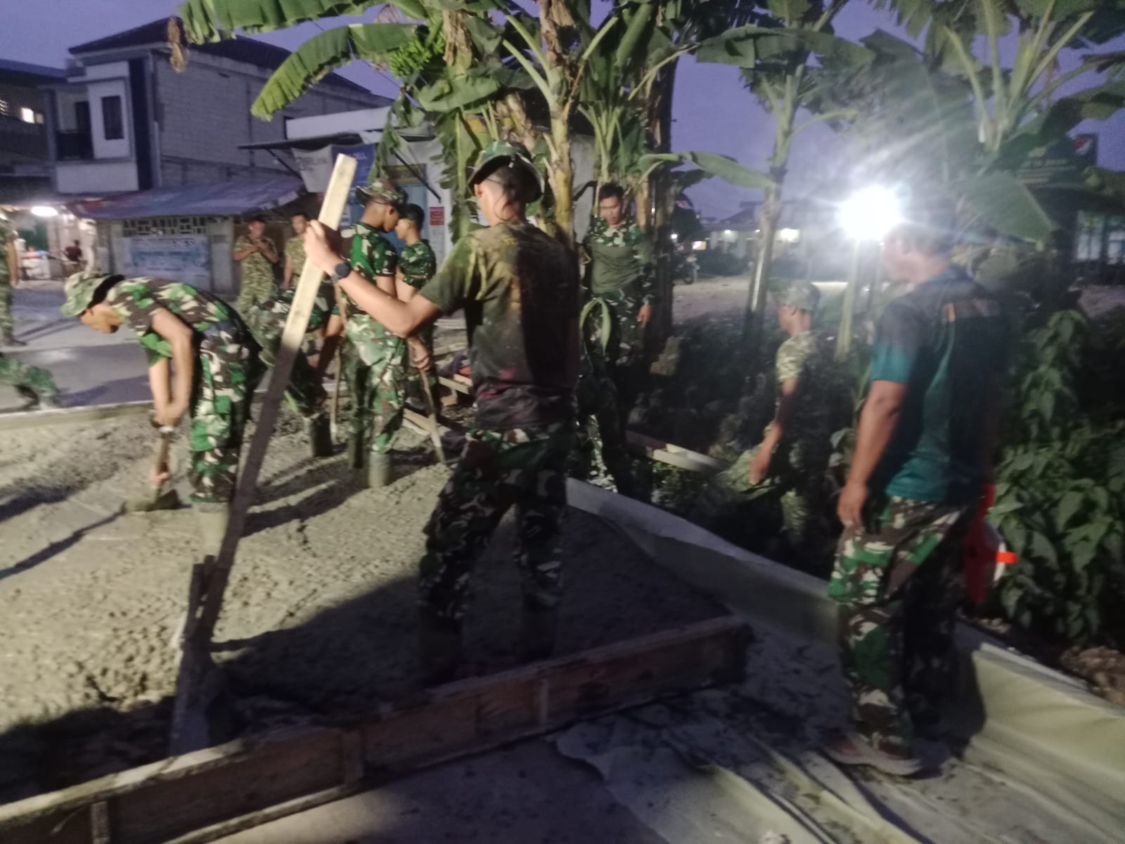 Aksi Bersama TNI dan Masyarakat dalam Pembangunan Jalan TMMD di Sumur Bandung