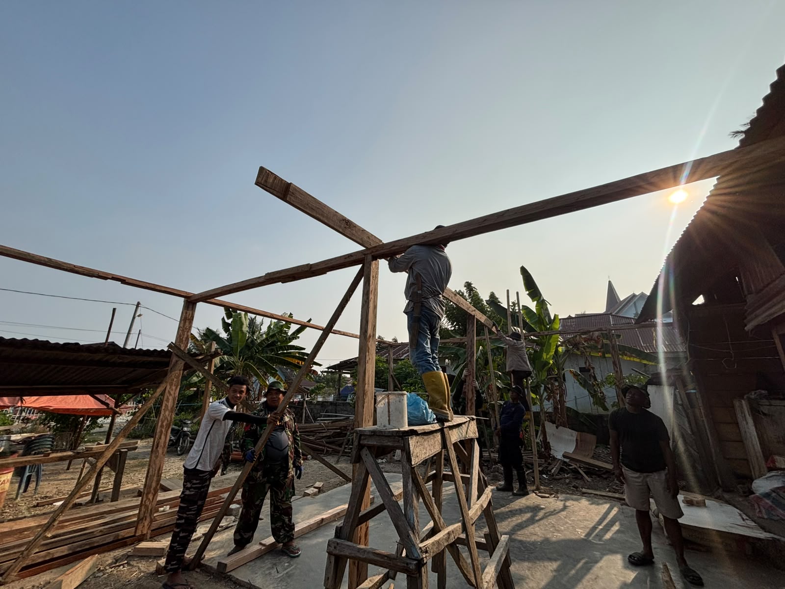 Kebersamaan Jadi Kunci, Satgas TMMD Ke-130 Kodim 1307/Poso Kompak Dirikan Tiang Rumah Bapak Yafet