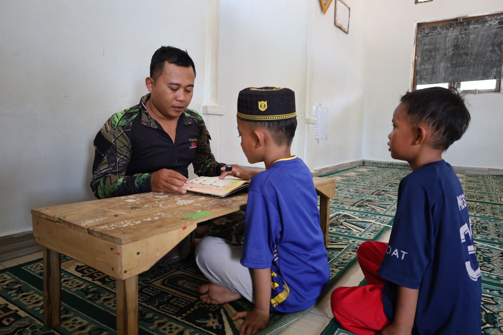 Kelas Mengaji Satgas TMMD: Membangun Generasi Cinta Al-Qur’an di Karang Rejo Kelas Mengaji Satgas TMMD: Membangun Generasi Cinta Al-Qur’an di Karang Rejo
