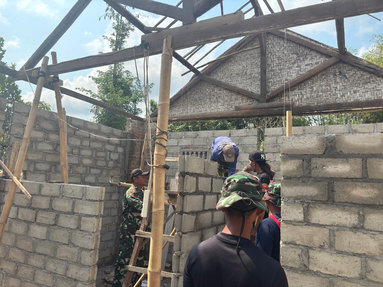 Dinding Rumah Bu Wiji Mulai Ditata, Satgas TMMD Tulungagung Percepat Pembangunan Rutilahu