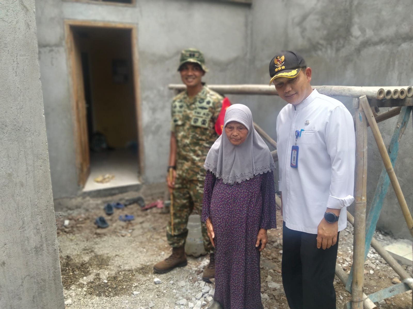 Dansatgas TMMD ke-130 Pastikan Proses Pembangunan Rumah Ibu Misti Berkualitas