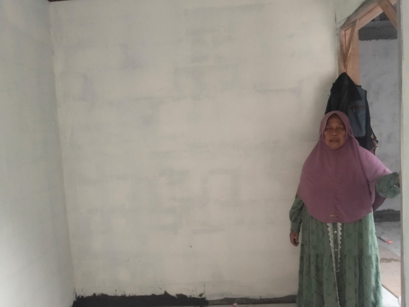 Rumah Hampir Selesai, Ibu Nayah Bersyukur Dapat Bantuan RTLH TMMD ke-130