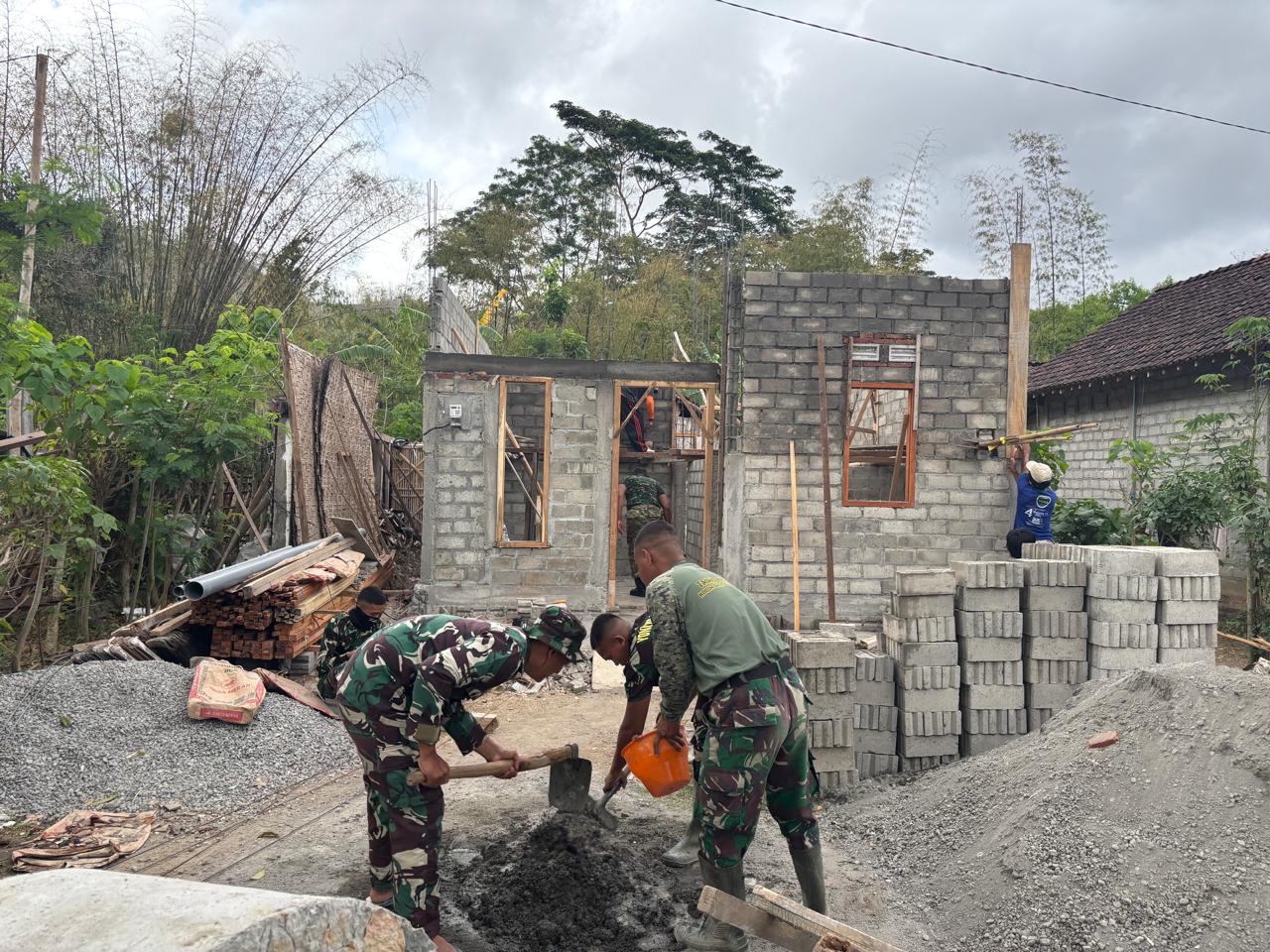 Pembangunan Rumah Layak untuk Pak Jaka oleh Satgas TMMD Berlanjut