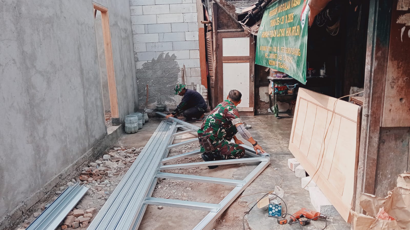 Kerja Bersama Satgas TMMD Mewujudkan Tempat Tinggal Layak untuk Ibu Misti di Desa Sumur Bandung