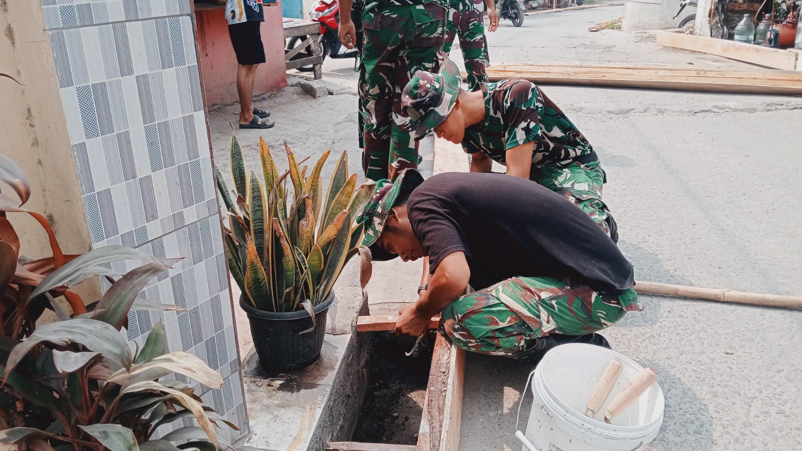 Kejar Kelancaran Pembangunan Jalan, Satgas TMMD ke-130 Lanjutkan Pemasangan Bekisting