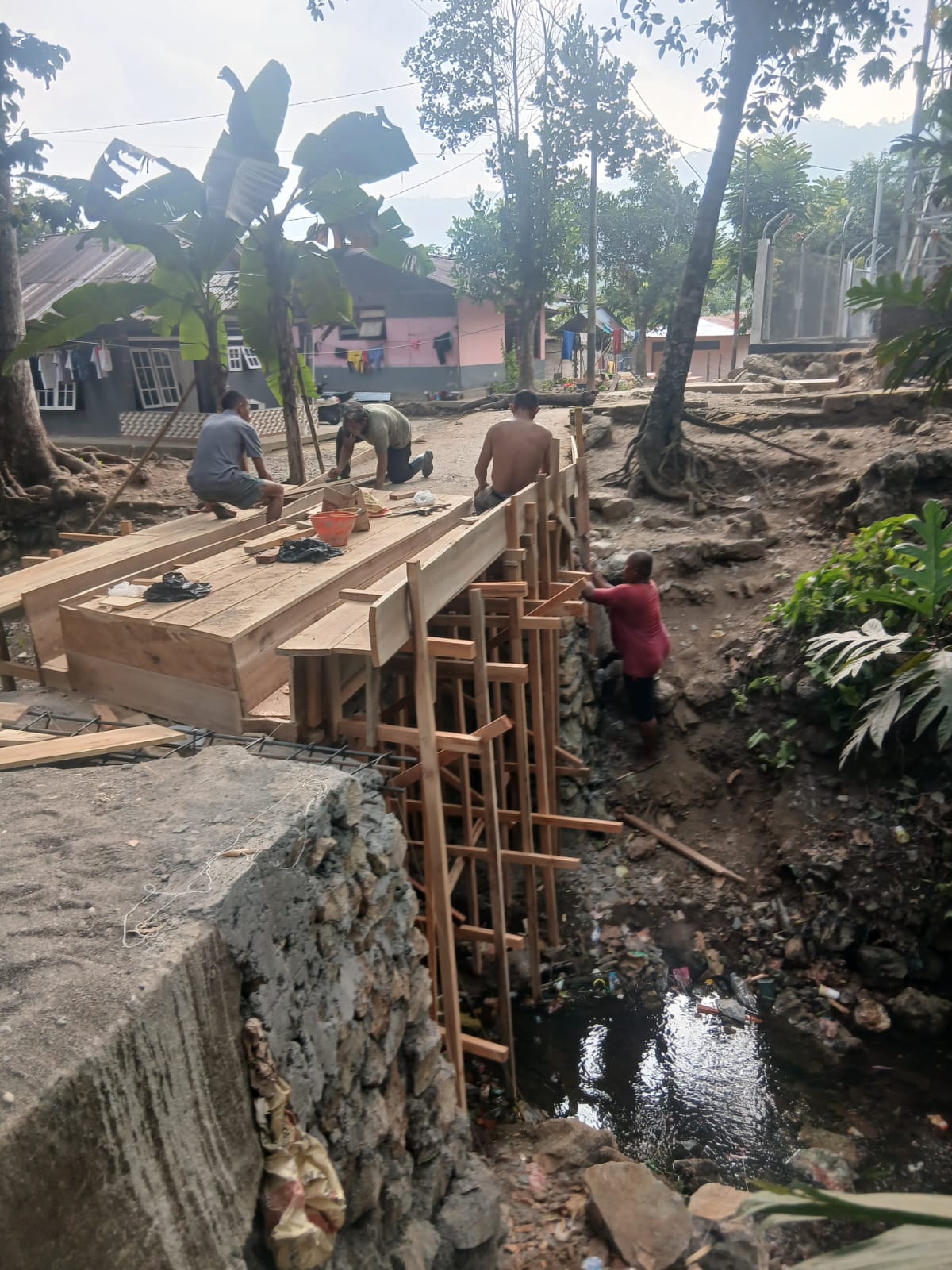 Pemasangan Begisting Jembatan Lingkungan oleh Satgas TMMD ke-130 di Ambon