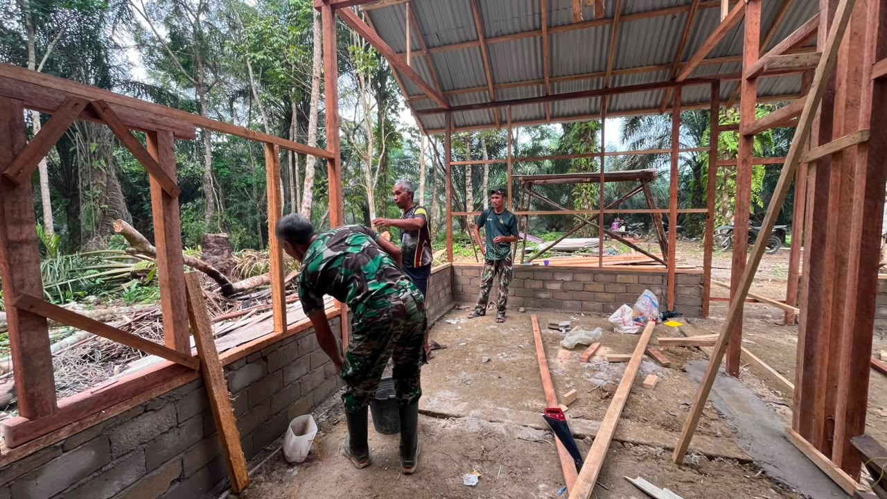Rumah Mulai Berubah, Satgas TMMD ke-130 Kodim 1210/Landak Hadirkan Harapan Baru bagi Ibu Tina