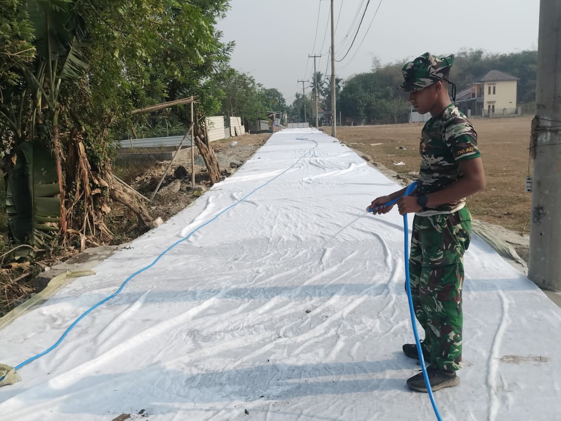 Satgas TMMD ke-130 Jamin Kualitas Beton dengan Penyiraman Rutin di Tigaraksa