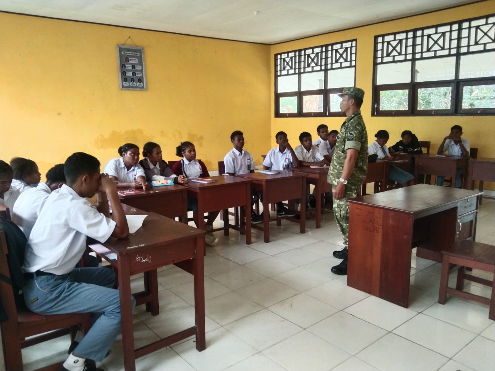 Pelajar SMAN 1 Ransiki Diterangi Nilai Persatuan oleh Satgas TMMD