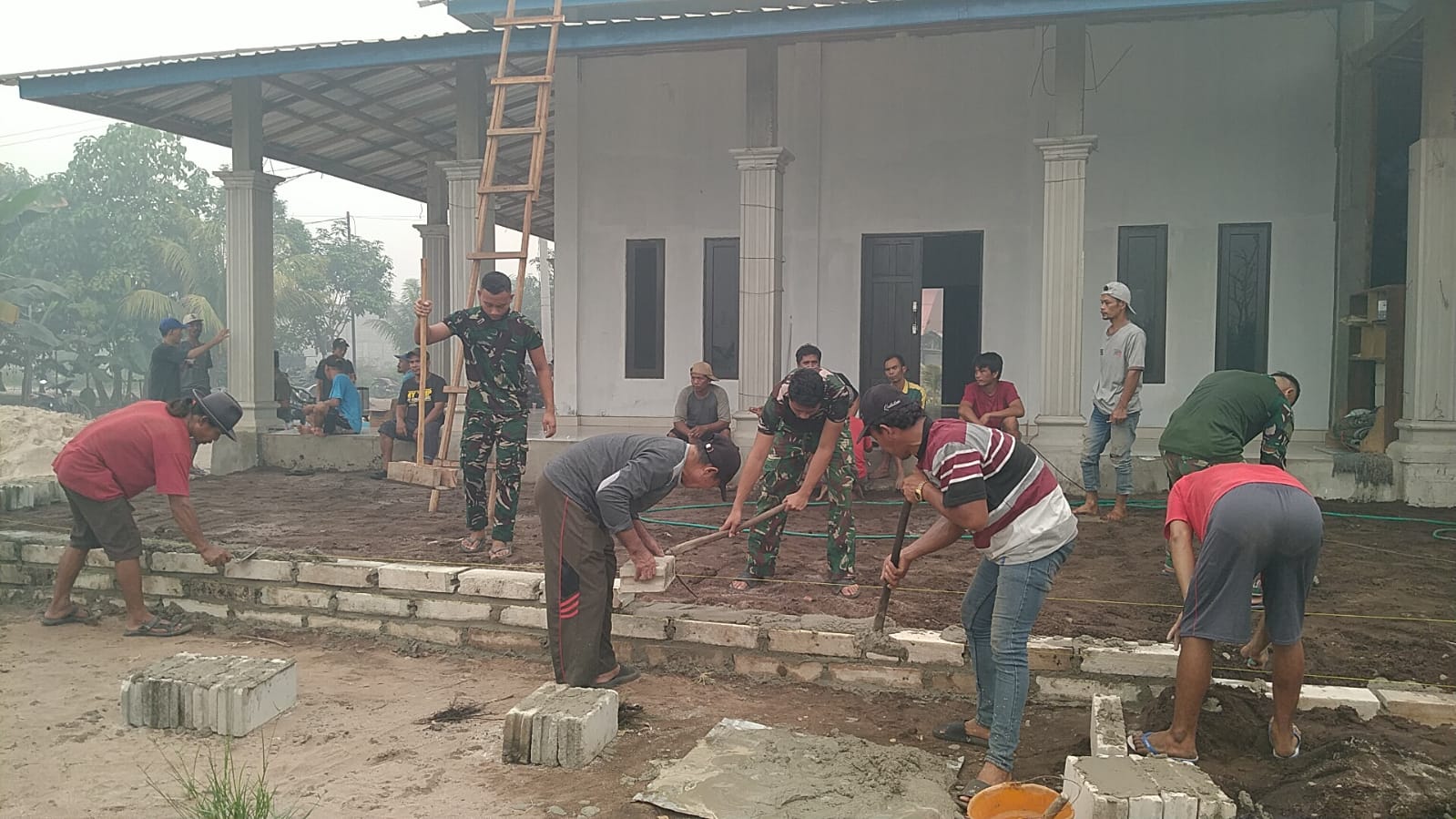 Tingkatkan Kenyamanan Warga Beribadah, Satgas TMMD Bantu Pembangunan Teras Mushola
