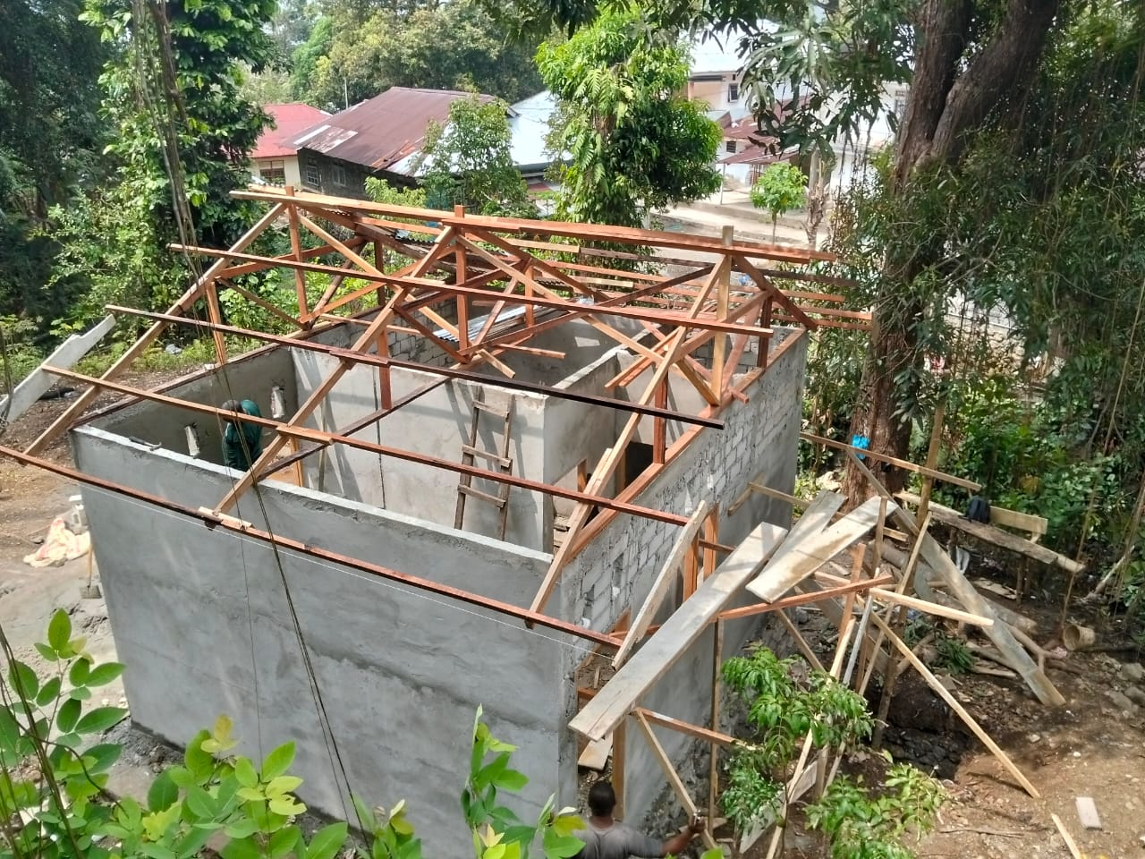Kolaborasi TNI dan Warga, Proyek RTLH di Ambon Capai 70%