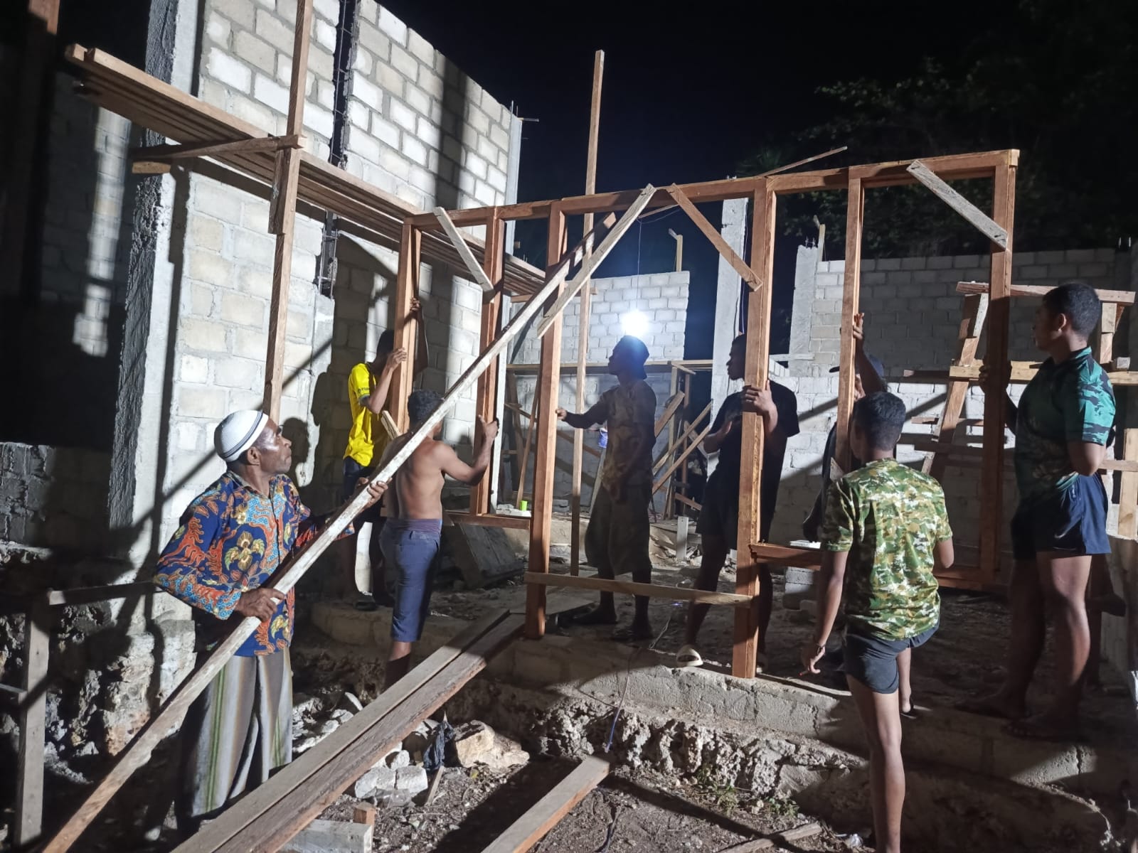 Pemasangan Kusen hingga Penyusunan Batako, Satgas TMMD ke-130 Percepat Pembangunan Rumah Warga