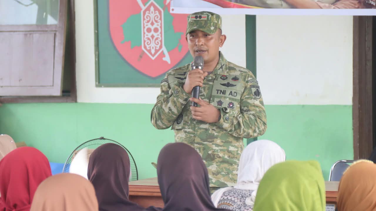 Dandim 1011/Klk serahkan 200 paket sembako untuk bantu warga Mantangai