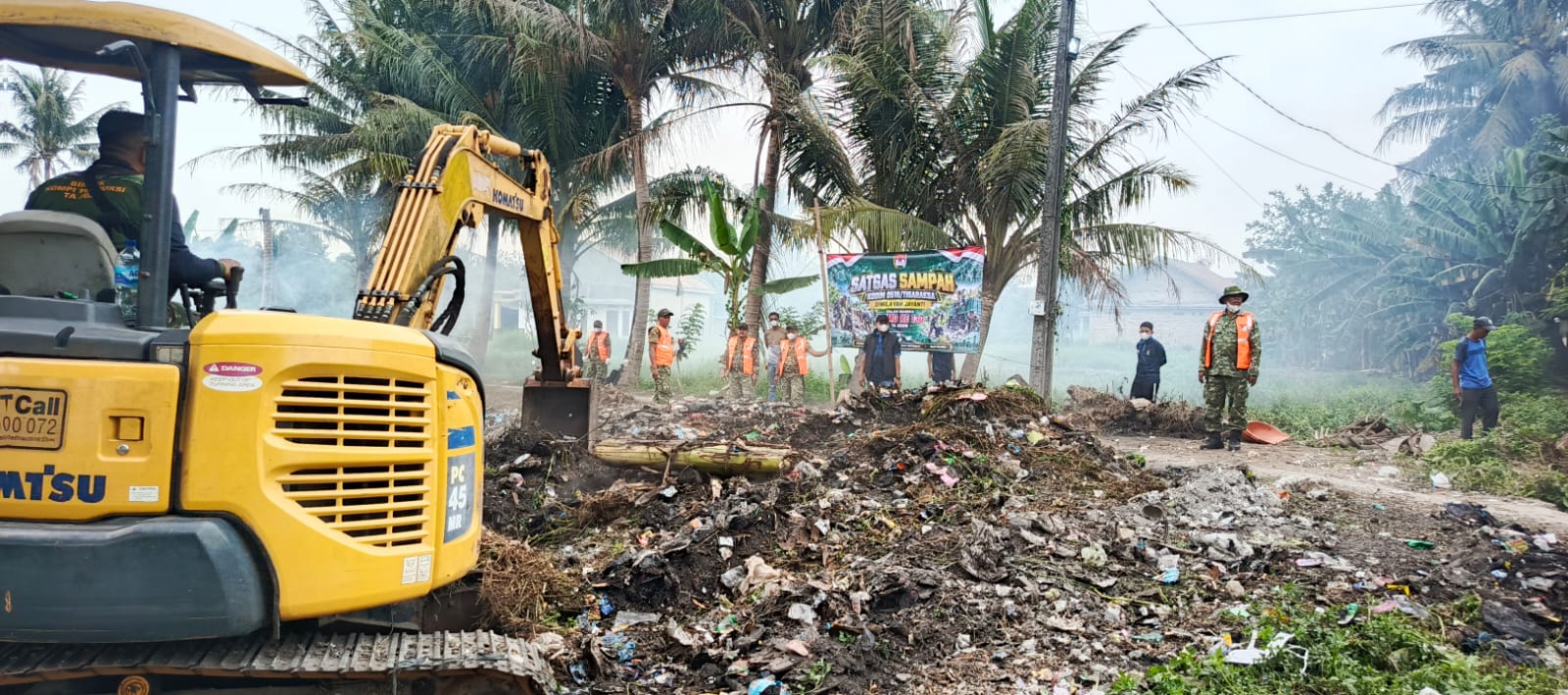 Dukung Kesadaran Warga Jaga Kebersihan, Koramil 08/Kronjo Pantau Pembersihan Sampah di Sumur Bandung