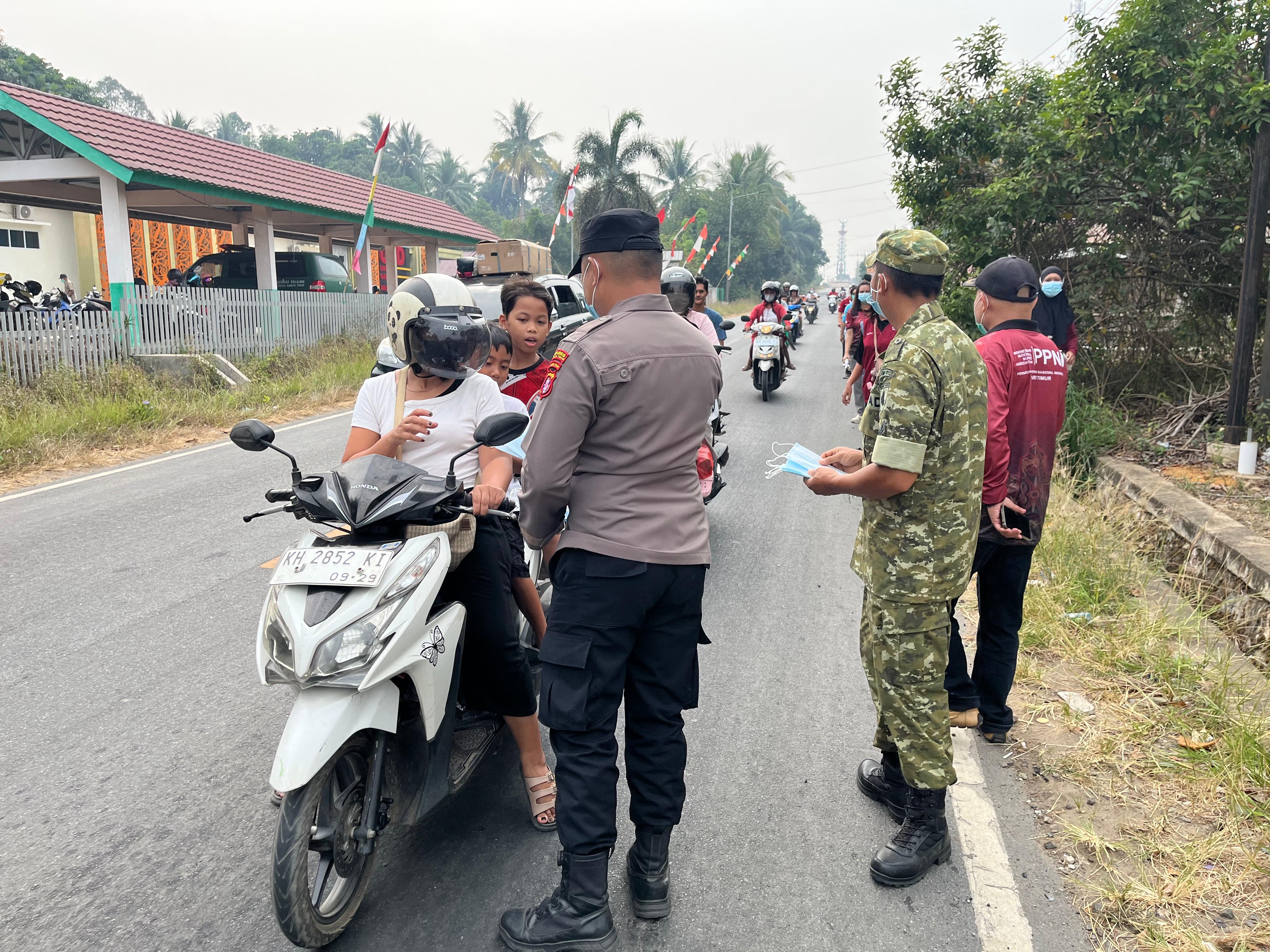 Babinsa Galang Kesadaran Kesehatan Melalui Aksi Pembagian Masker Gratis