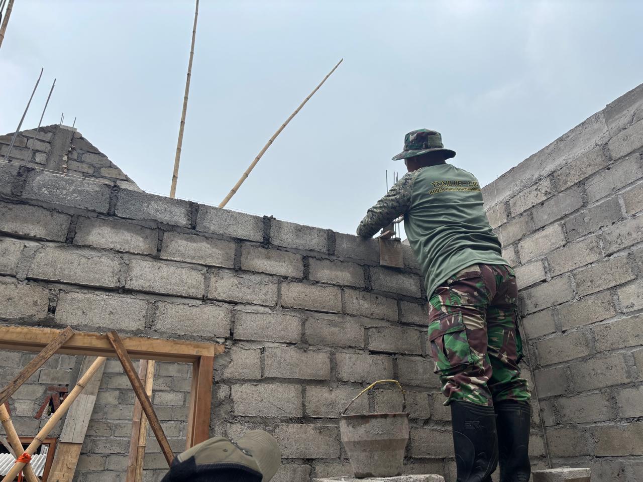 Gotong Royong TNI dan Warga Warnai Pemasangan Batako RTLH Pak Jaka