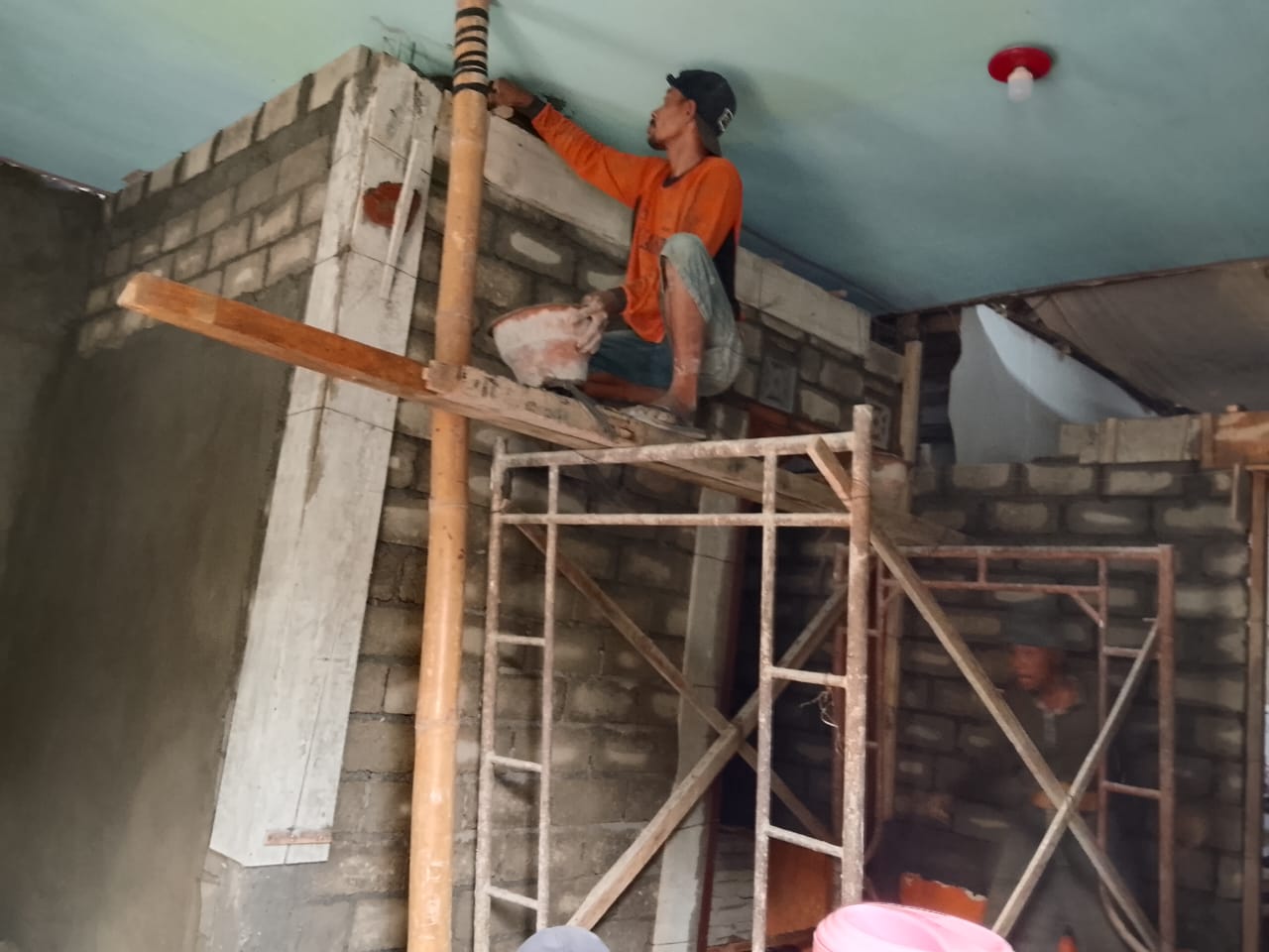 Renovasi Dinding Rumah Bapak Atim, Satgas TMMD Ciptakan Kenyamanan Baru