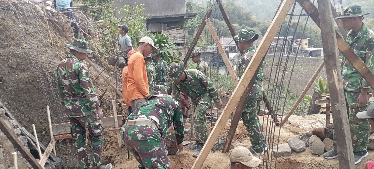 Satgas TMMD ke-130 Kodim 0818 Bersama Warga Lanjutkan Pemasangan Cakar Ayam Rumah Bapak Khodir, Perkuat Fondasi Harapan