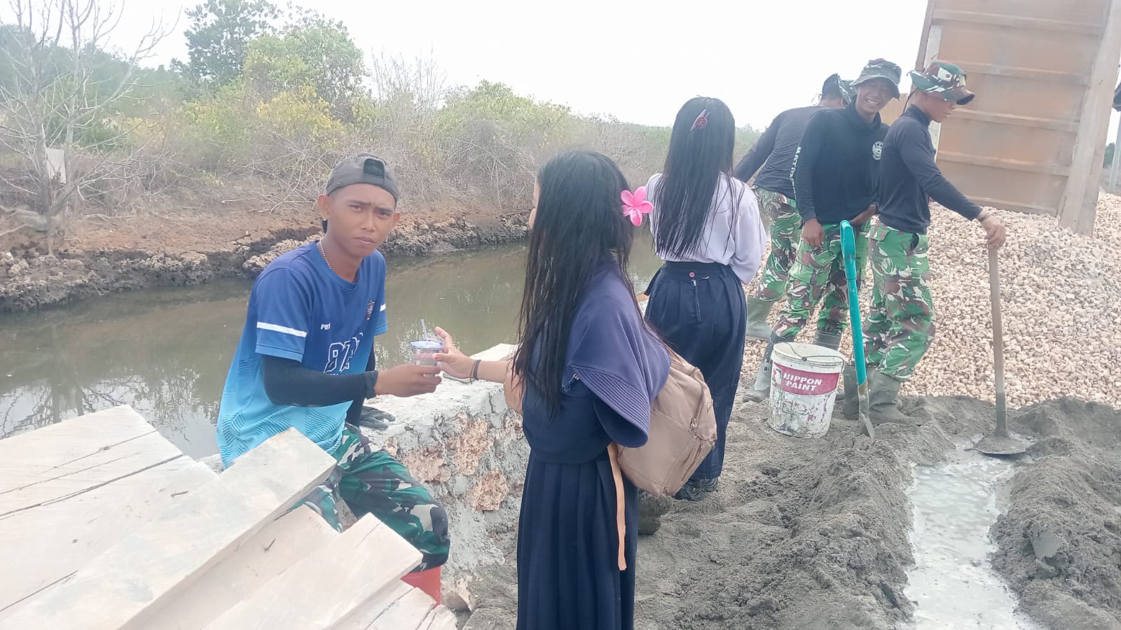 Anak-Anak Desa Berikan Dorongan bagi Satgas TMMD 130 Muna