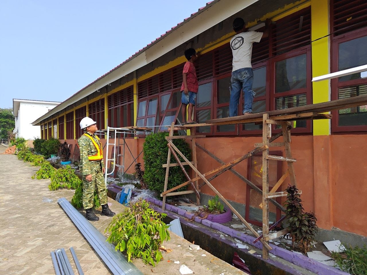 Proyek pembaruan SMKN 5 Sidrap hampir selesai, Babinsa Desa Kanie tetap mendukung