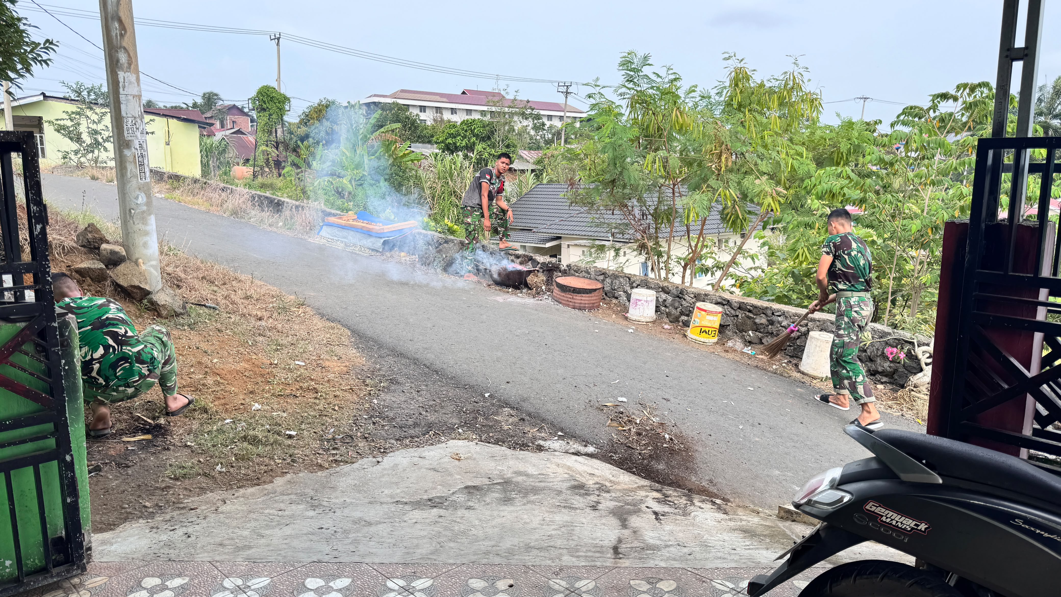 Kegiatan Bersama TNI dan Warga: Kebersihan Lingkungan dalam TMMD ke-130