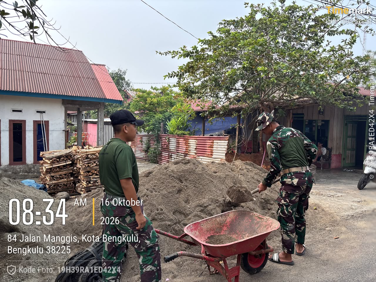 Sinergi Masyarakat dan TNI dalam Perbaikan Rumah Rauf di Bengkulu