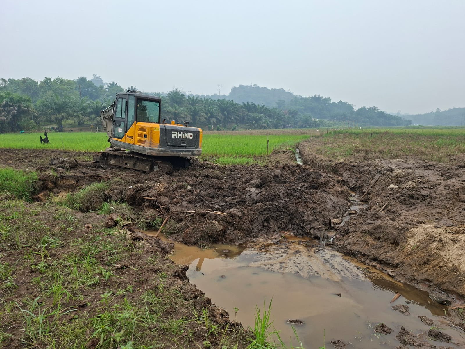 Kinerja Penuh Semangat Satgas TMMD Ke-130 Kodim 1210/Landak