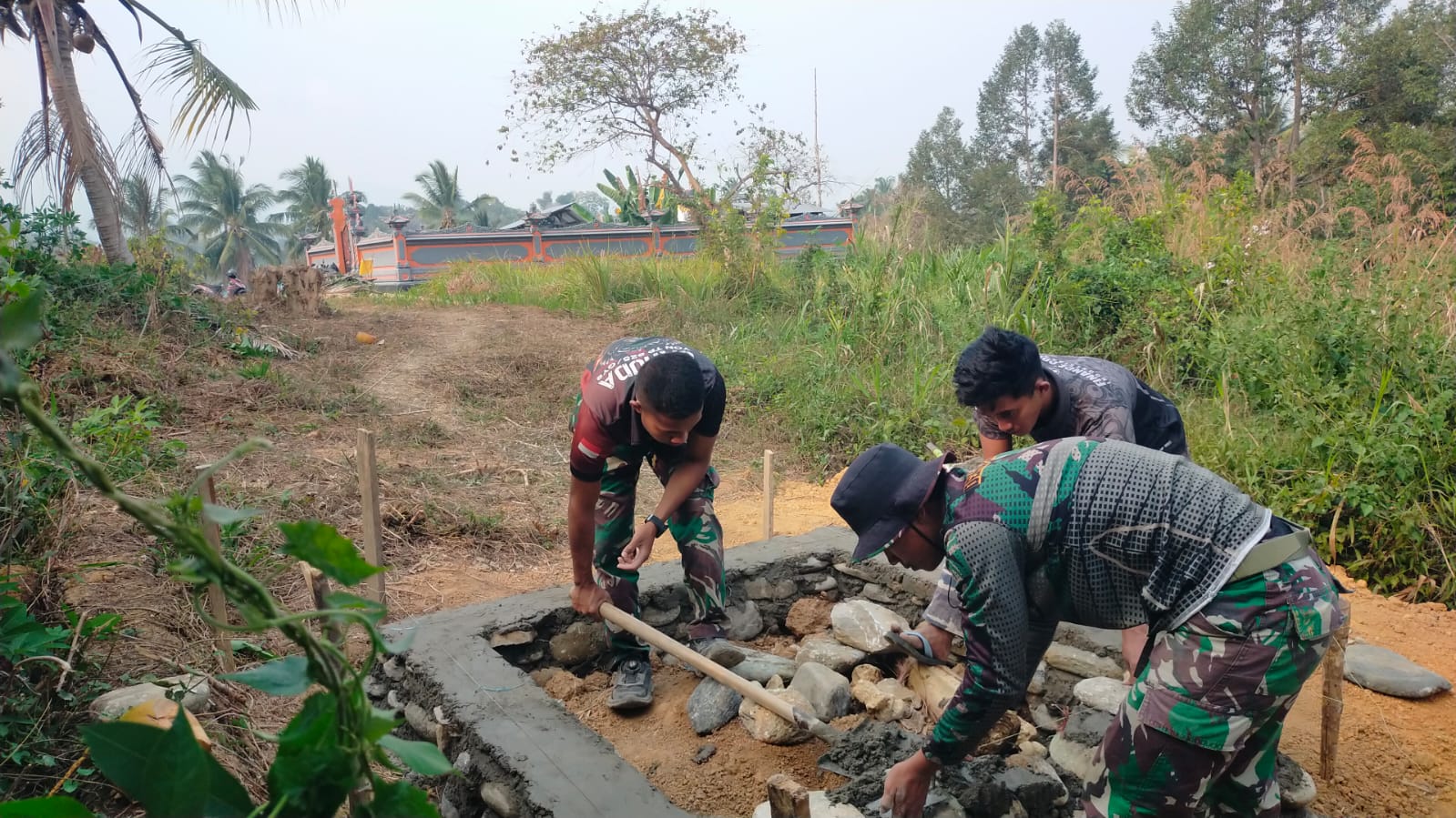 Pembangunan MCK oleh Satgas TMMD ke-130 di Desa Leboni