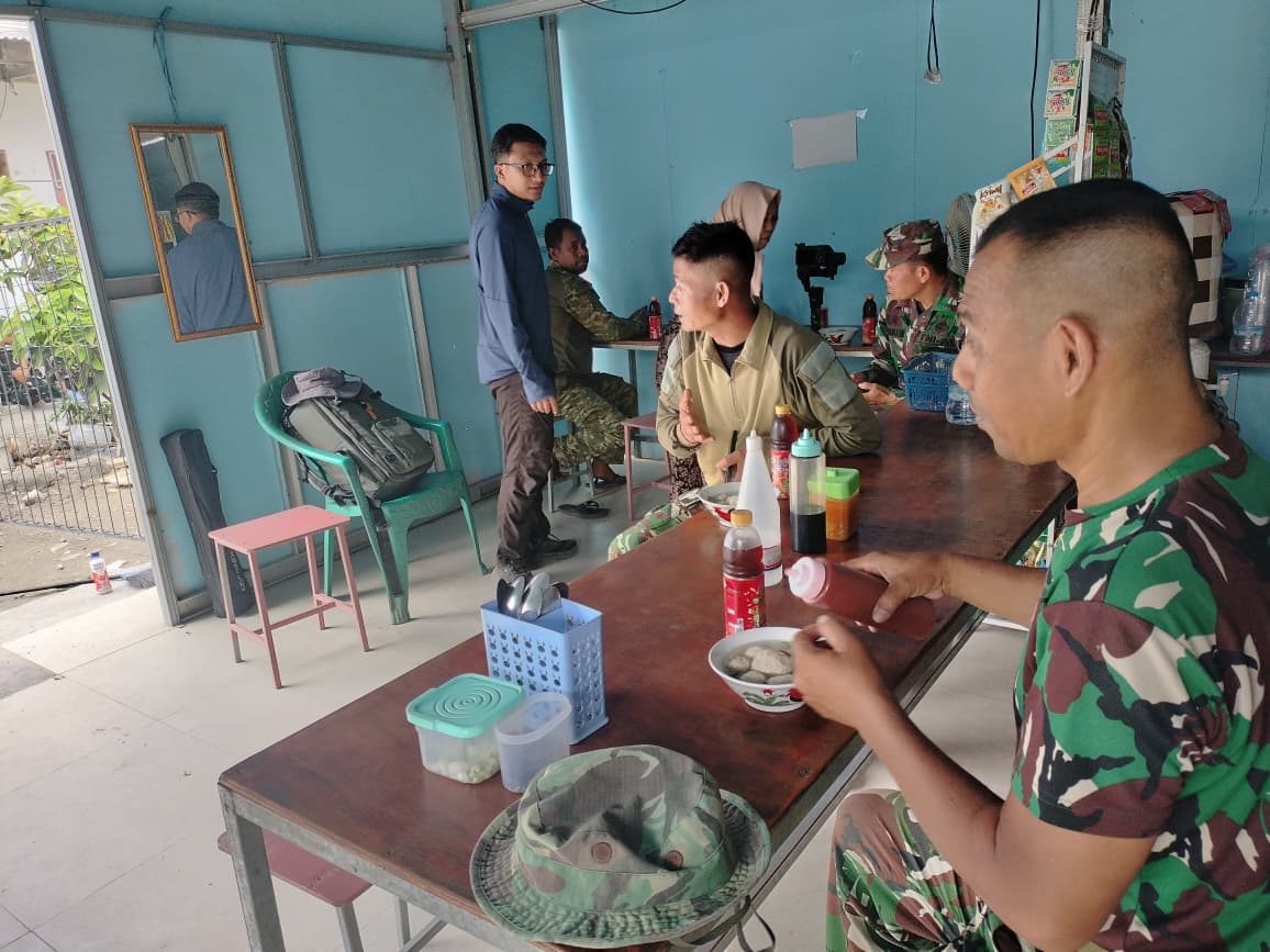 Kolaborasi TNI dan Warga dalam Kegiatan TMMD ke-130 di Desa Sumur Bandung