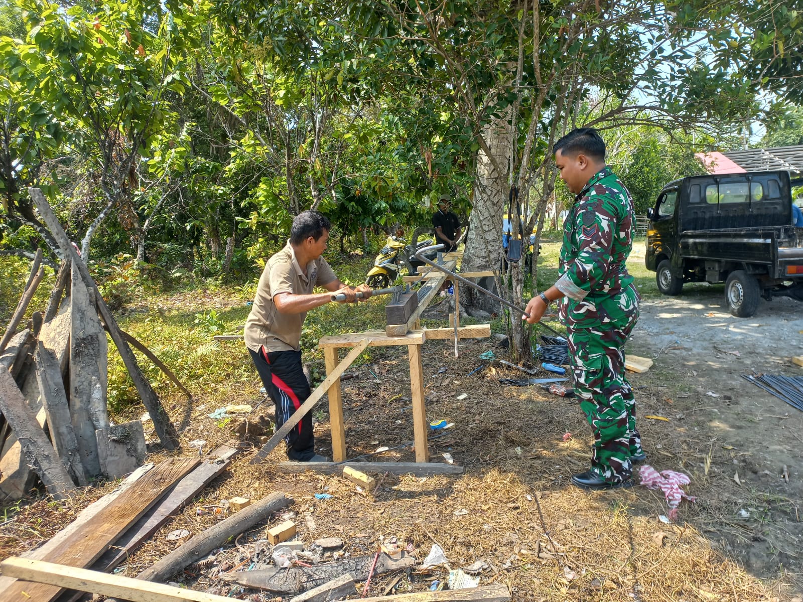 Kodim 1808/Mansel Teruskan Proyek Jembatan Di Kampung Yamboi Gunung