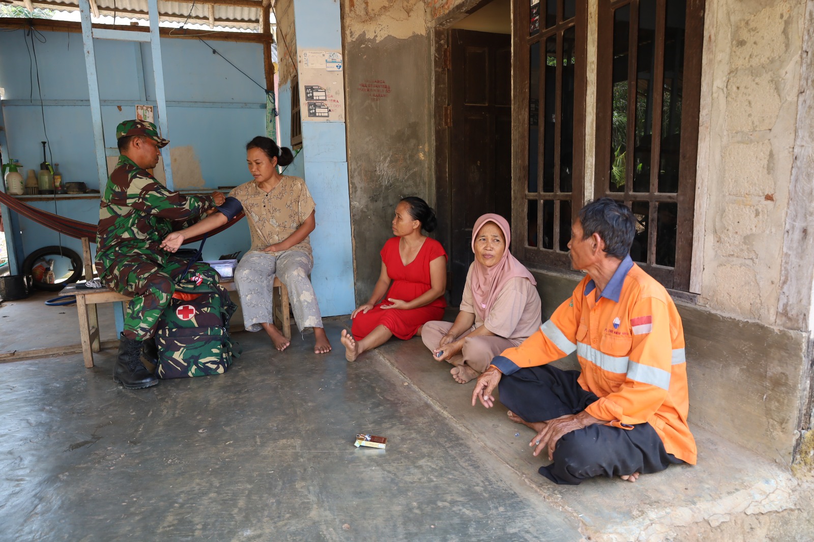 Kegiatan Sosial TNI: Tim Poskes Lakukan Pelayanan Kesehatan di Karang Rejo