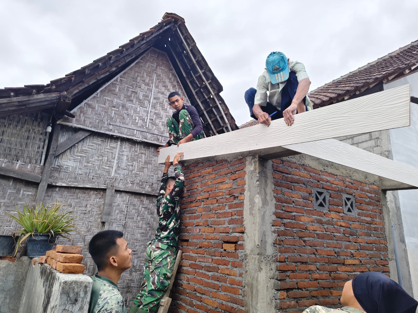 Sentuhan Akhir: Perbaikan Jamban Bu Painah oleh Satgas TMMD di Desa Pojok