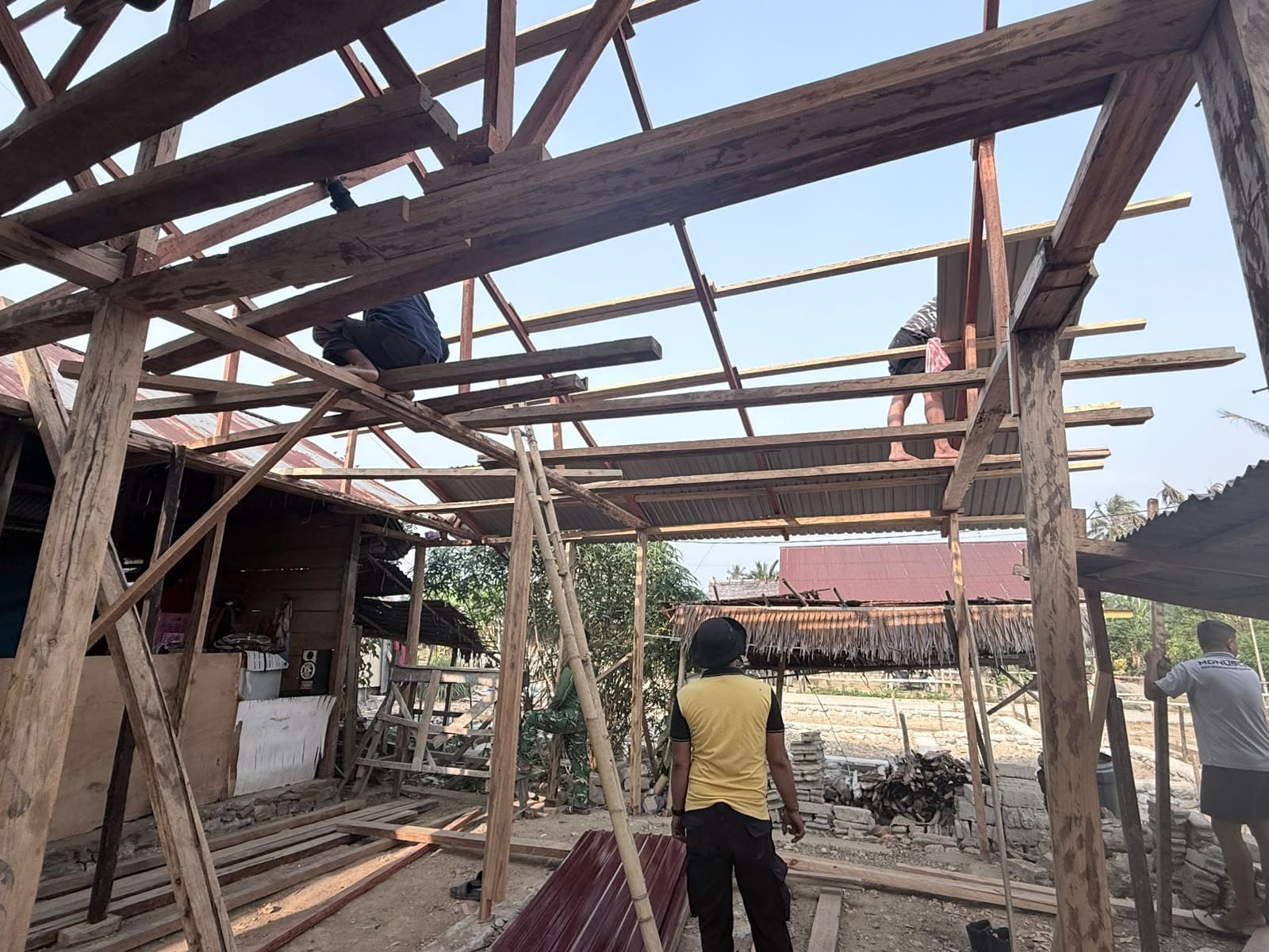 Pemasangan Atap Seng RTLH Milik Bapak Yafet Terus Berlanjut, Satgas TMMD Kodim 1307/Poso Genjot Pengerjaan