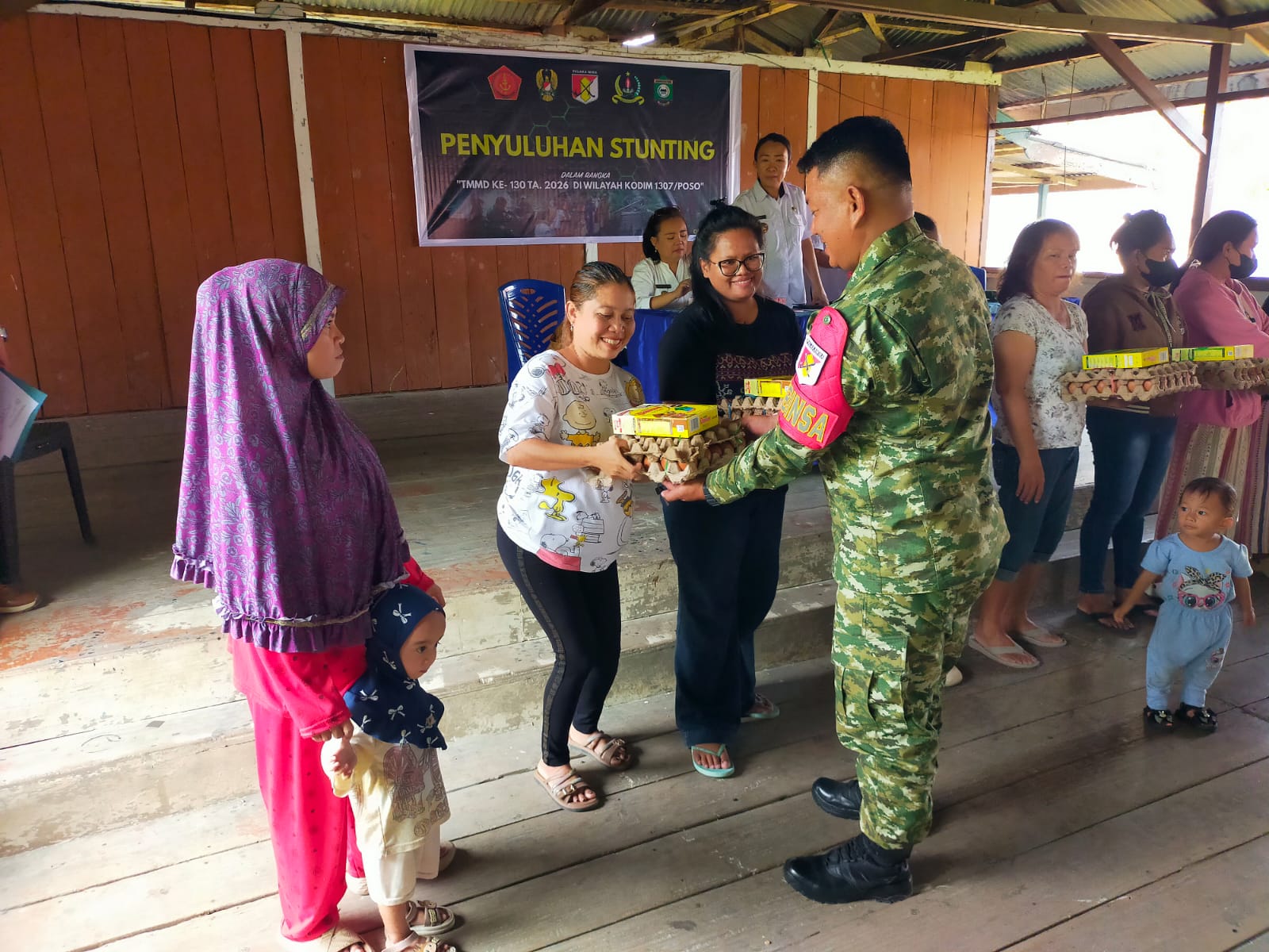 Tingkatkan Gizi Anak Melalui Pembagian Makanan Tambahan di Tentena