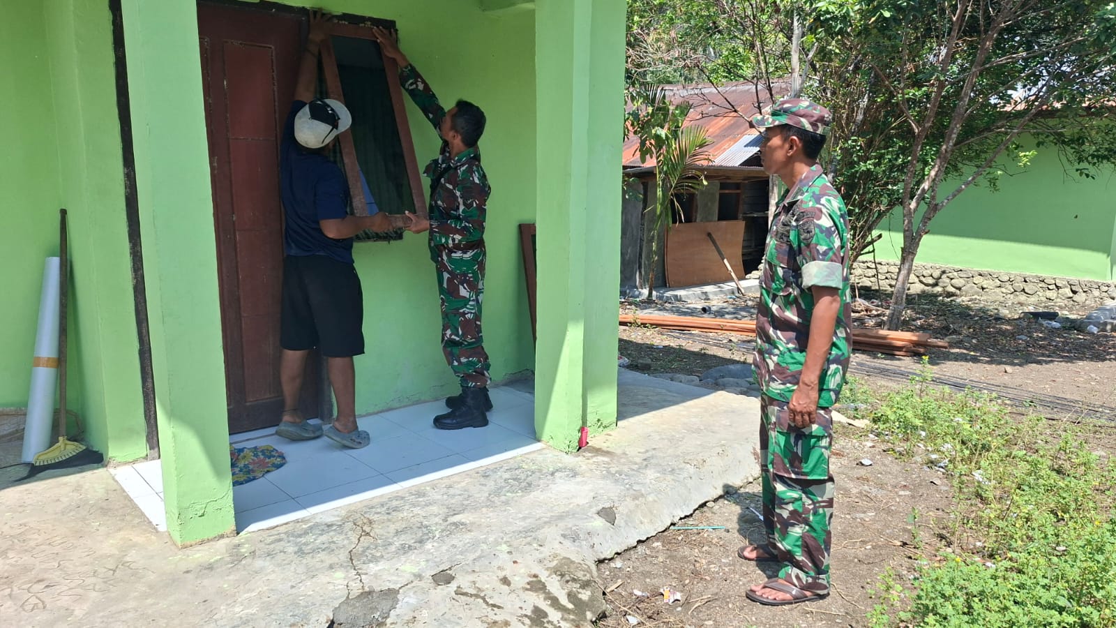 Kapten Inf Hendro Pantau Penggantian Jendela Rumah di TMMD Ke-130